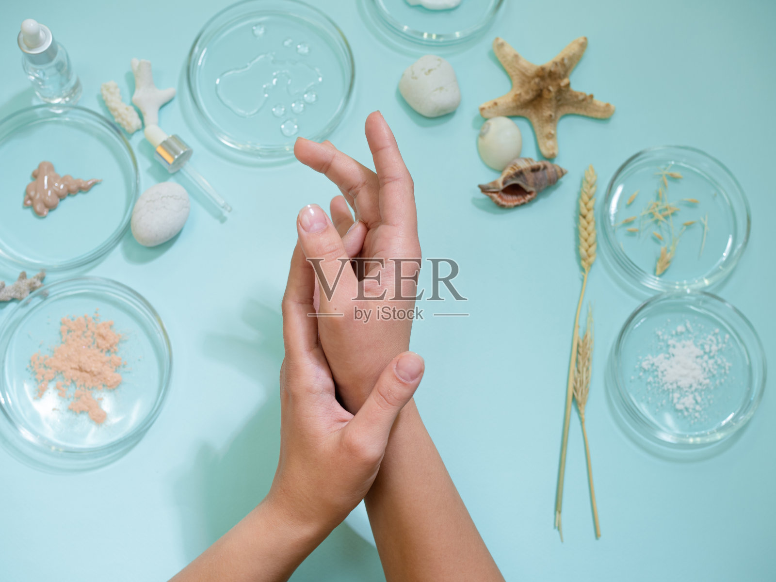 用于手部皮肤的乳霜和油，女性用的是手霜照片摄影图片