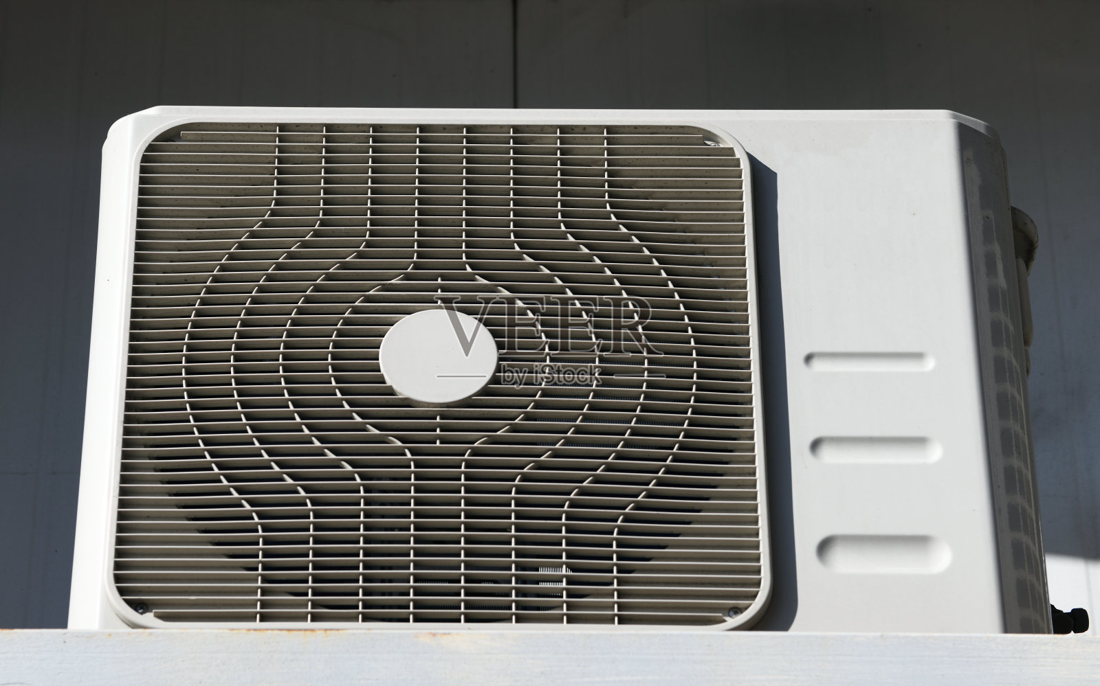 建筑墙壁上的空调系统。照片摄影图片