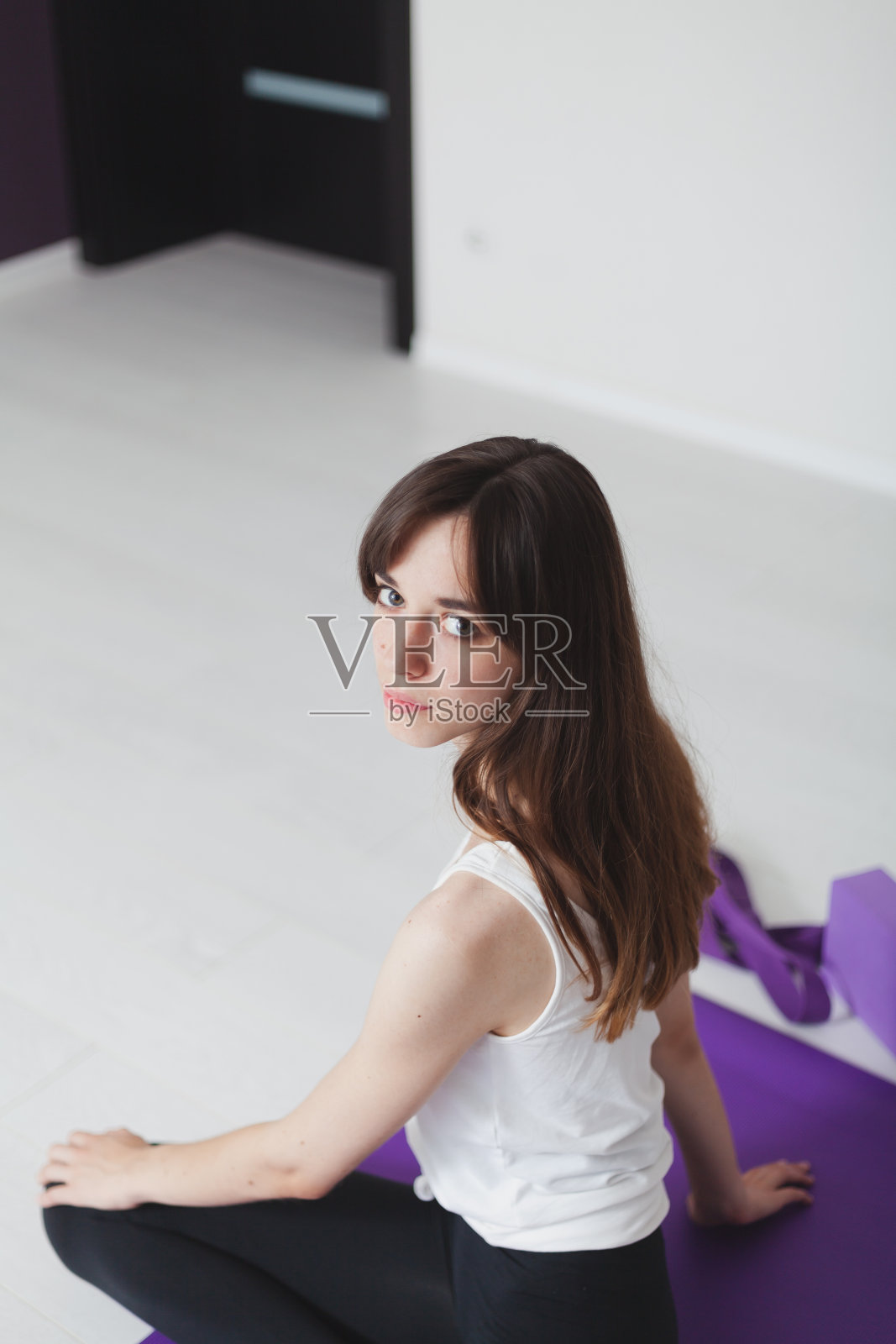 年轻苗条的女孩在做瑜伽照片摄影图片