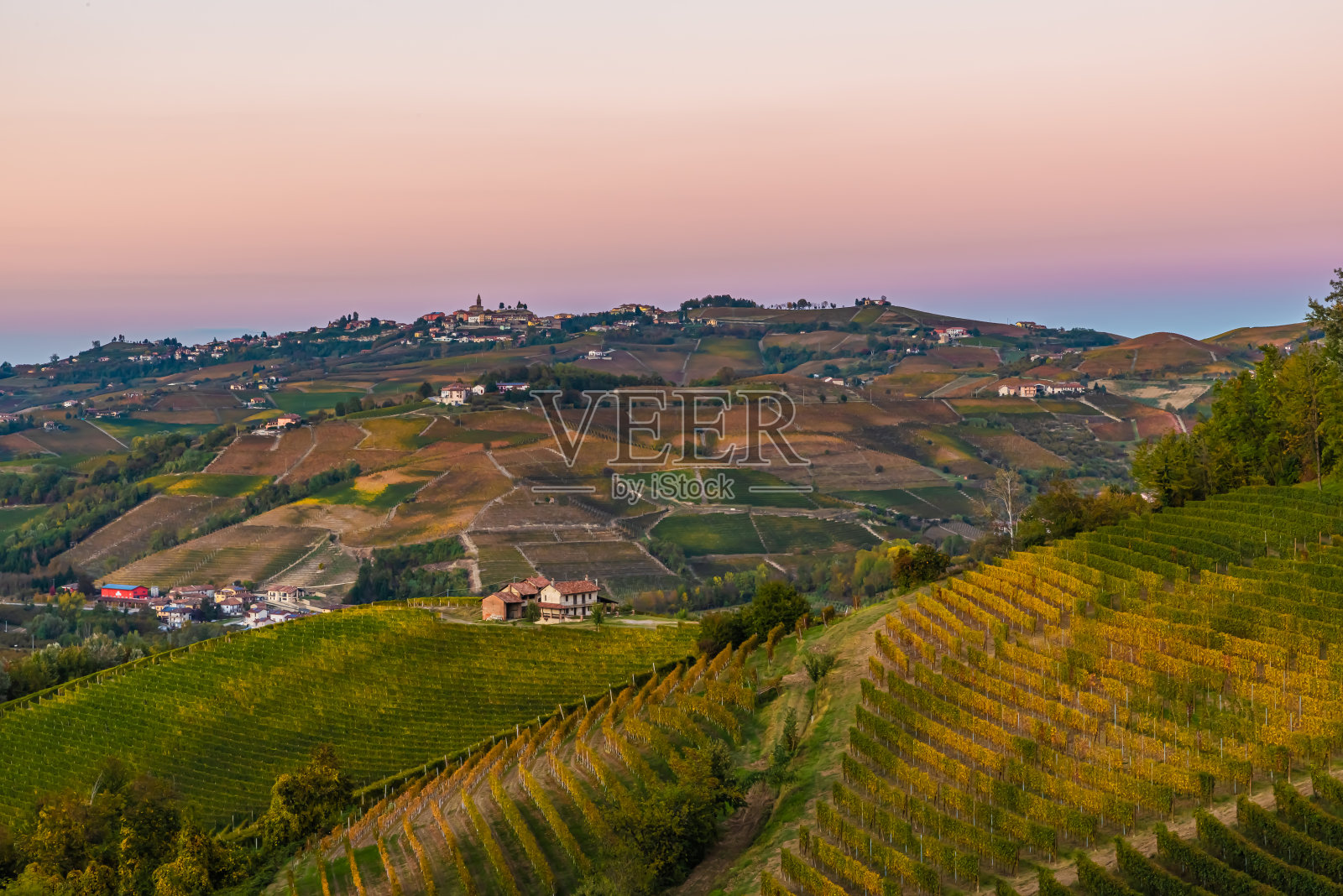Serralunga d'Alba，一个坐落在朗赫山上的村庄，被联合国教科文组织列为世界遗产照片摄影图片