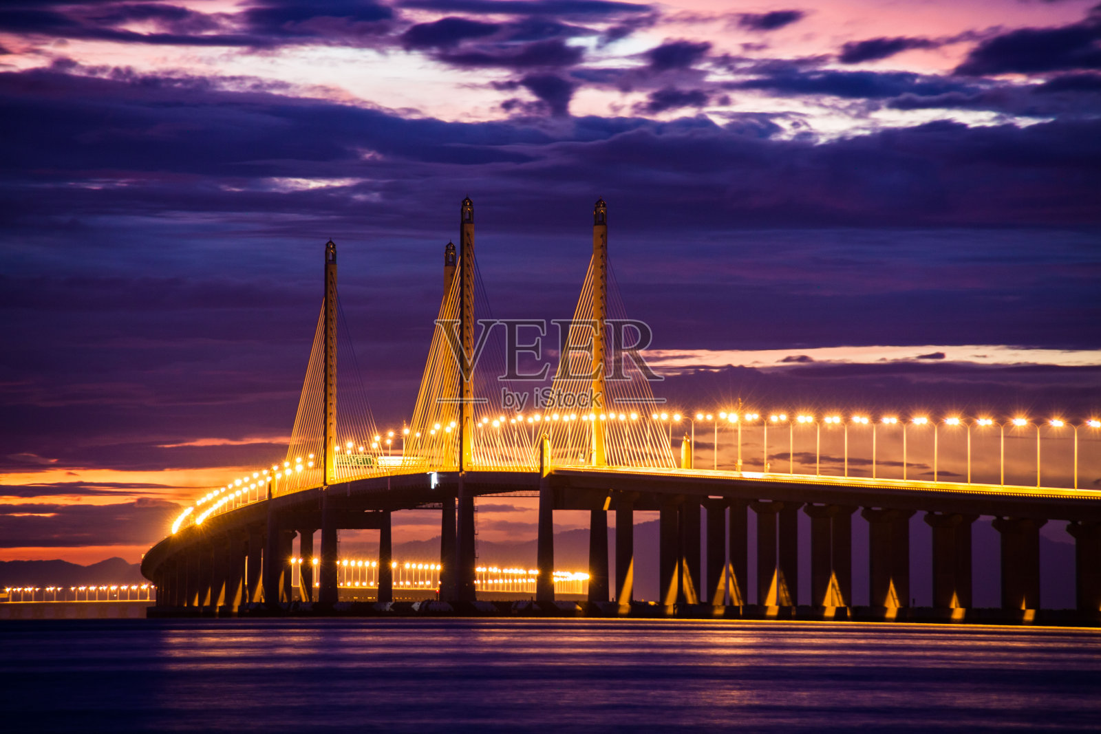 马来西亚槟城，日出时的槟城大桥照片摄影图片