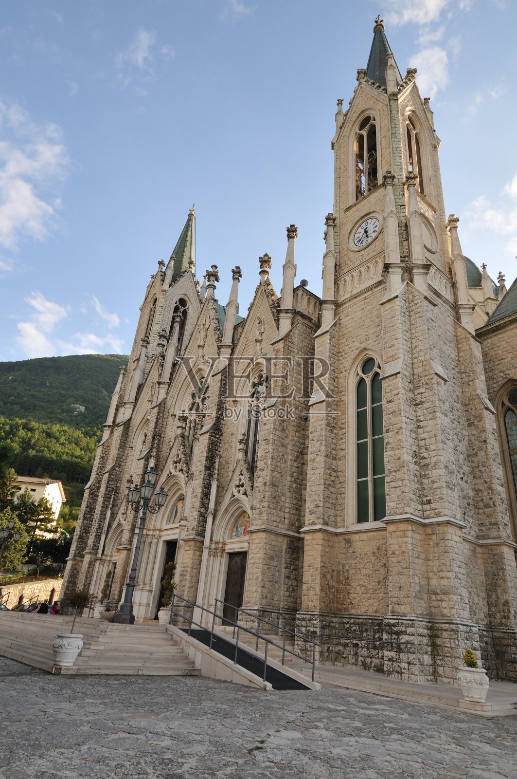 Castelpetroso Isernia,莫利塞。圣母阿多洛拉塔圣殿。圣所于1890年9月28日开始铺设第一块石头，于1975年竣工，是新哥特式建筑。照片摄影图片