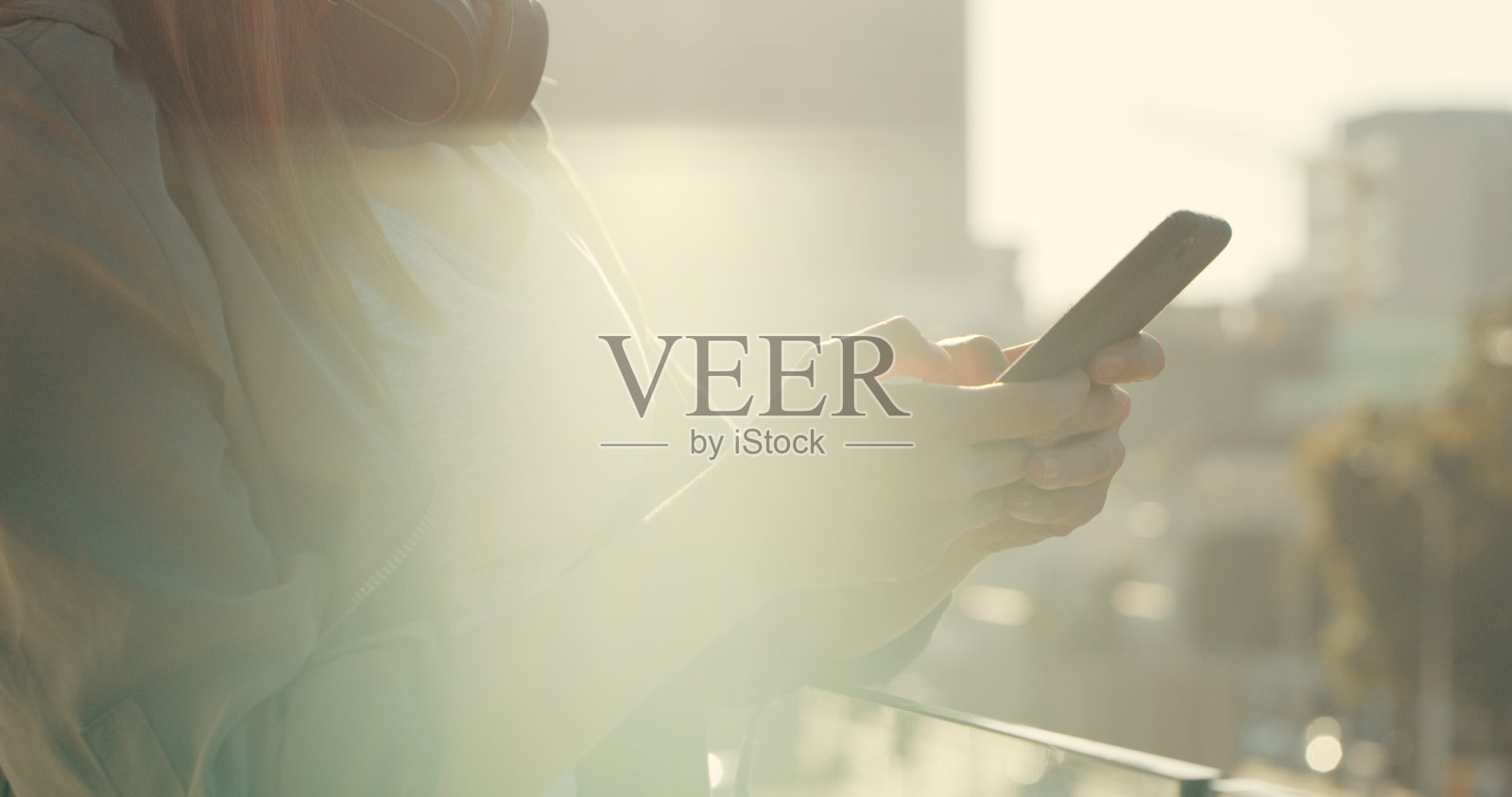 滚动查看朋友和家人的最新消息照片摄影图片