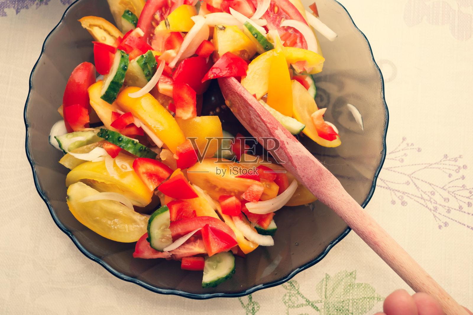 红的，黄的西红柿，绿黄瓜，洋葱做成的沙拉。照片摄影图片