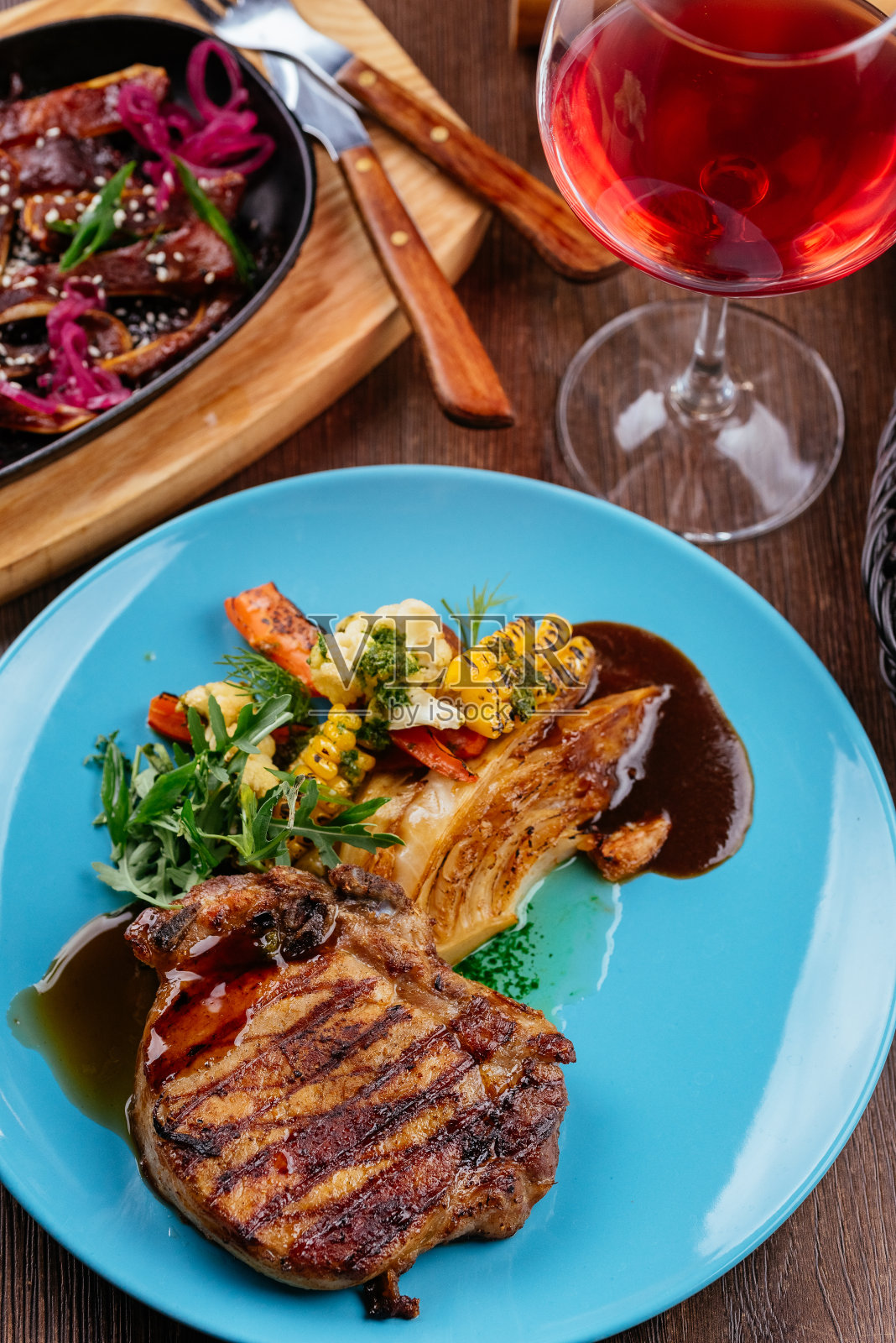 骨牛排配烤蔬菜照片摄影图片