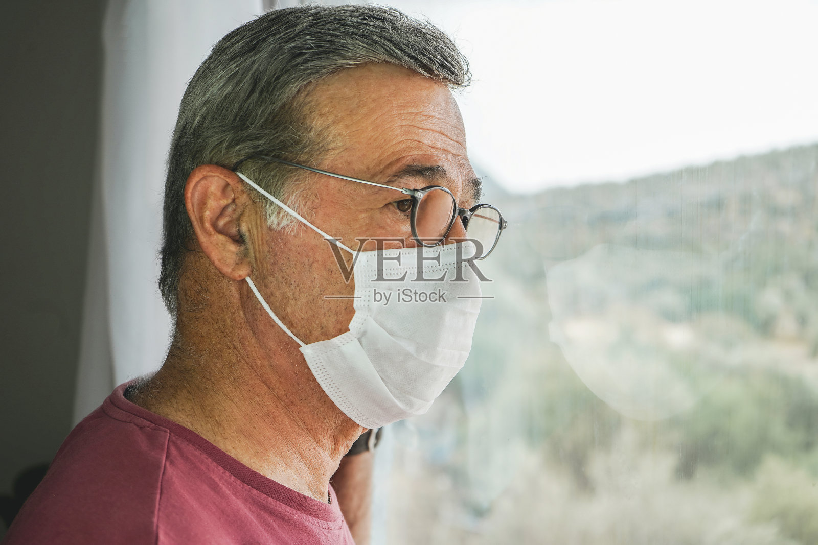 COVID-19，戴一次性口罩的成年男子照片摄影图片