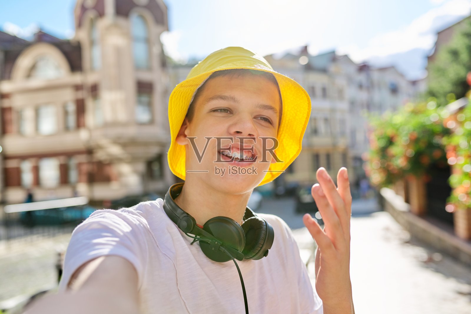 少年说话看着摄像头录制的视频频道照片摄影图片