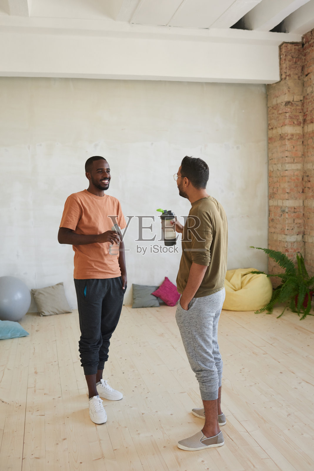 两位舞者训练后交谈照片摄影图片