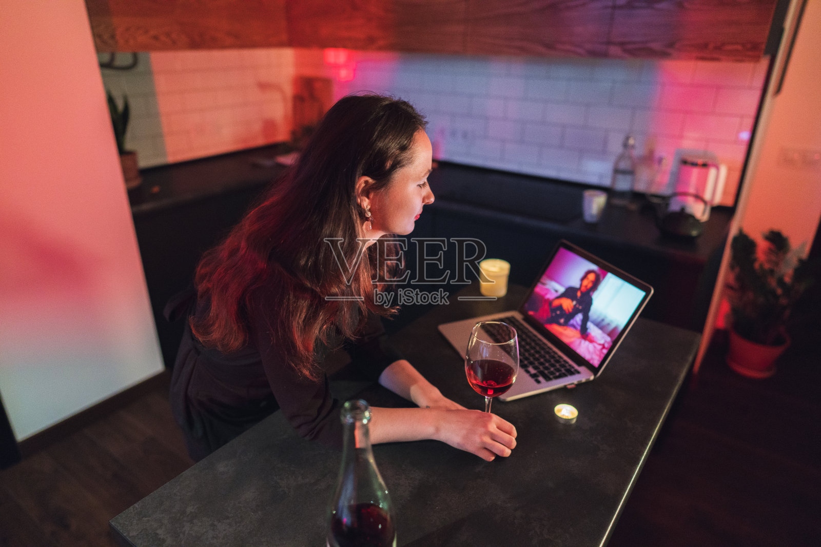 通过视频电话在线约会照片摄影图片