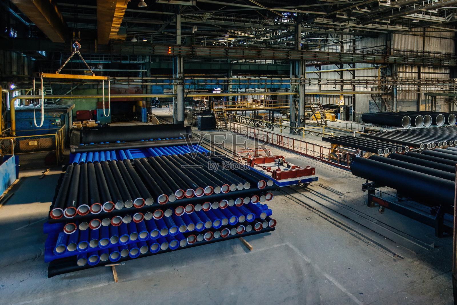 仓库管道建设用新铸铁管照片摄影图片