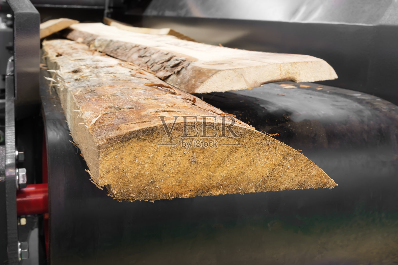 锯木厂。锯木厂的木材制造。现代的锯木厂。工业用原木锯板照片摄影图片