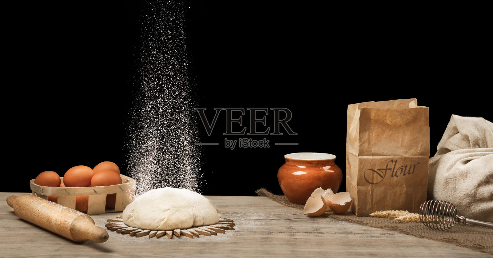 这个生面团上撒了面粉。烹饪面包照片摄影图片