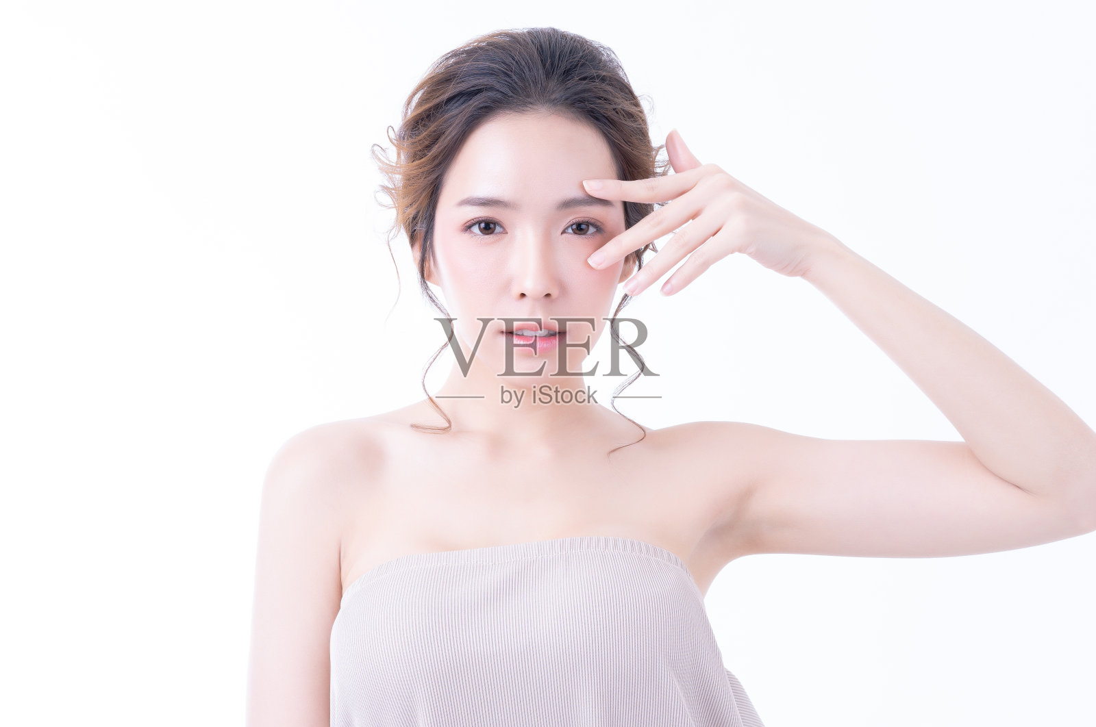 美丽的年轻女子肖像与皮肤自然的化妆和干净的新鲜的皮肤显示做v-sign近眼睛。面部护理，完美肌肤，自然妆容，孤立于白色背景照片摄影图片