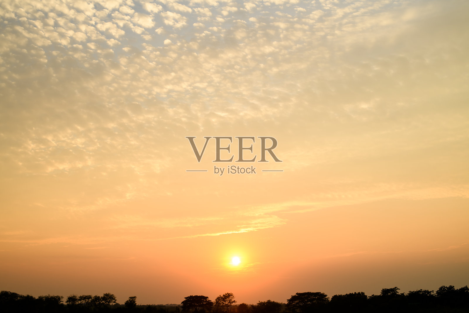 美丽的云彩和日落的天空背景照片摄影图片