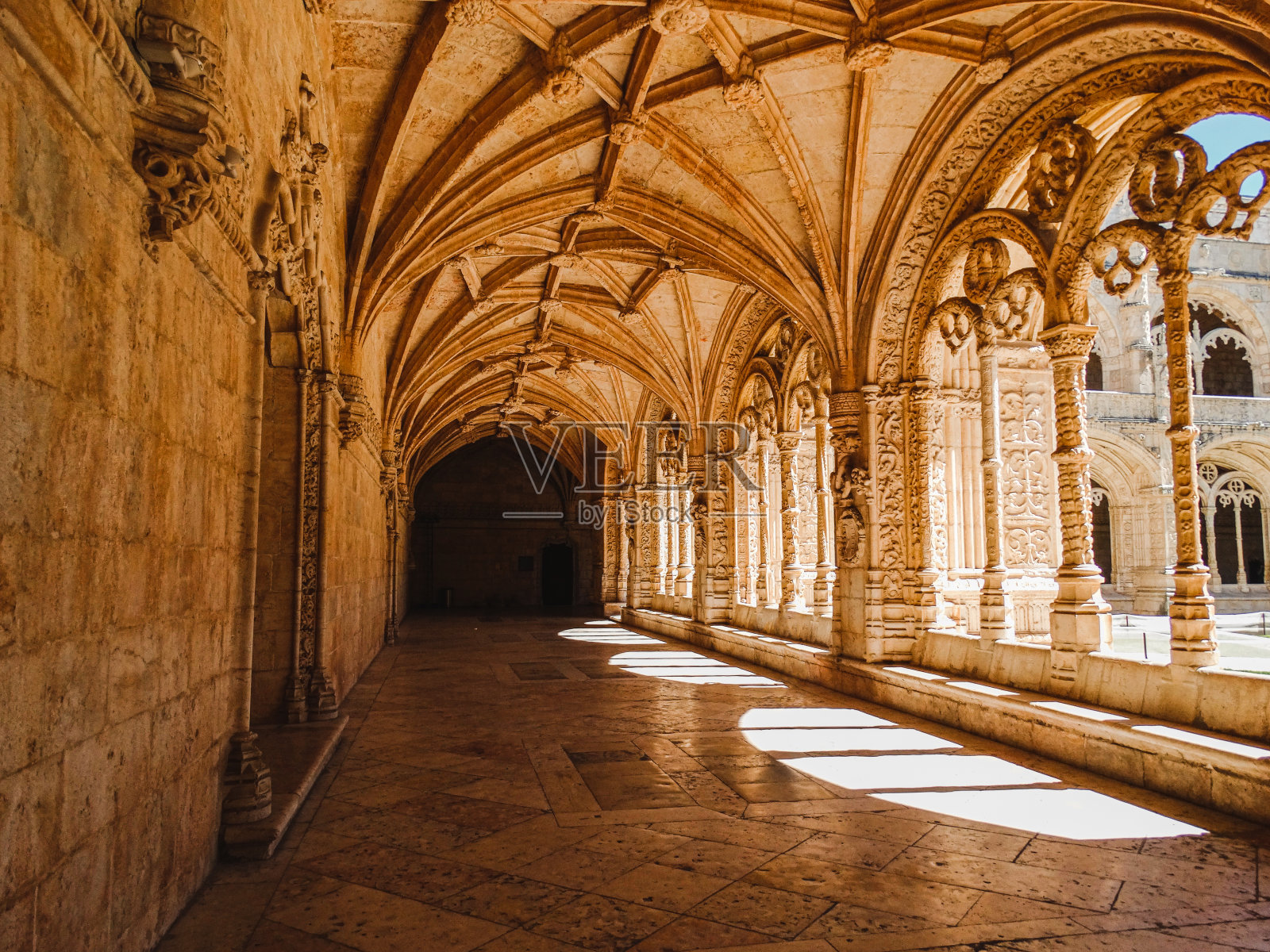 开放式的哥特式走廊，阳光照射进来照片摄影图片