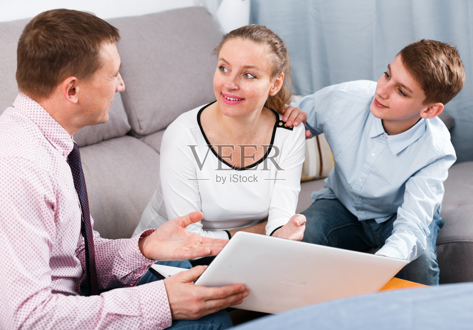 母子签署文件照片摄影图片