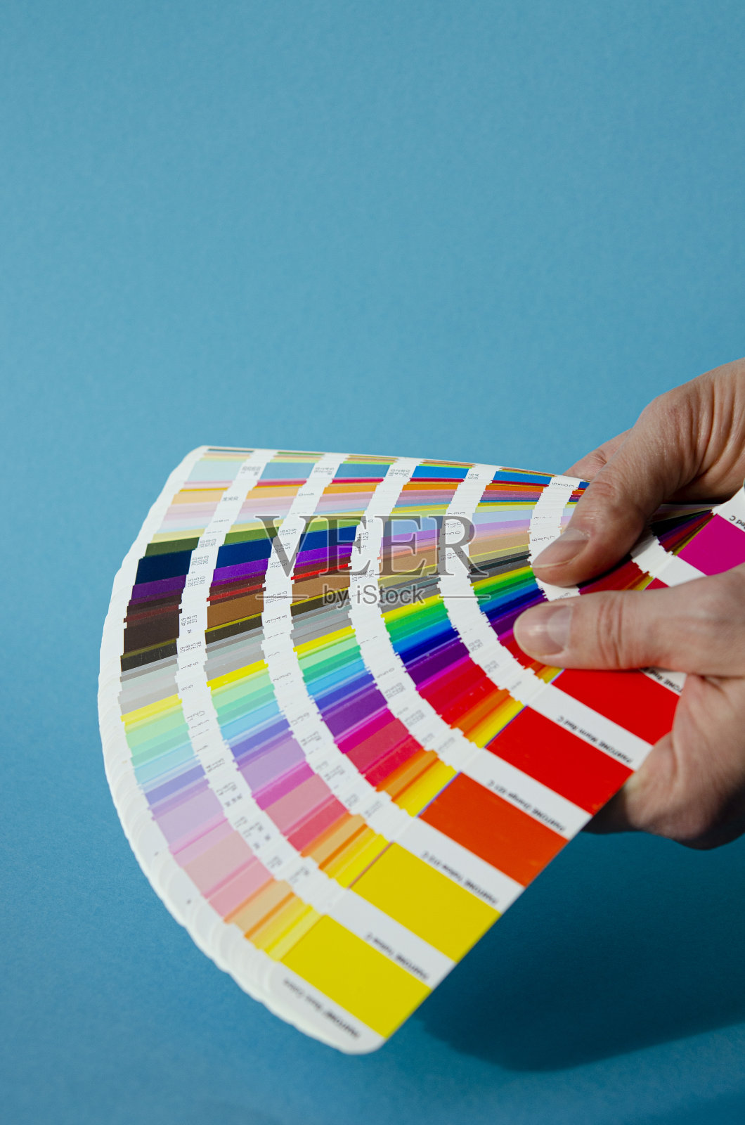 色彩斑斓的调色板一套固定的颜色掌握在一个人的手中照片摄影图片