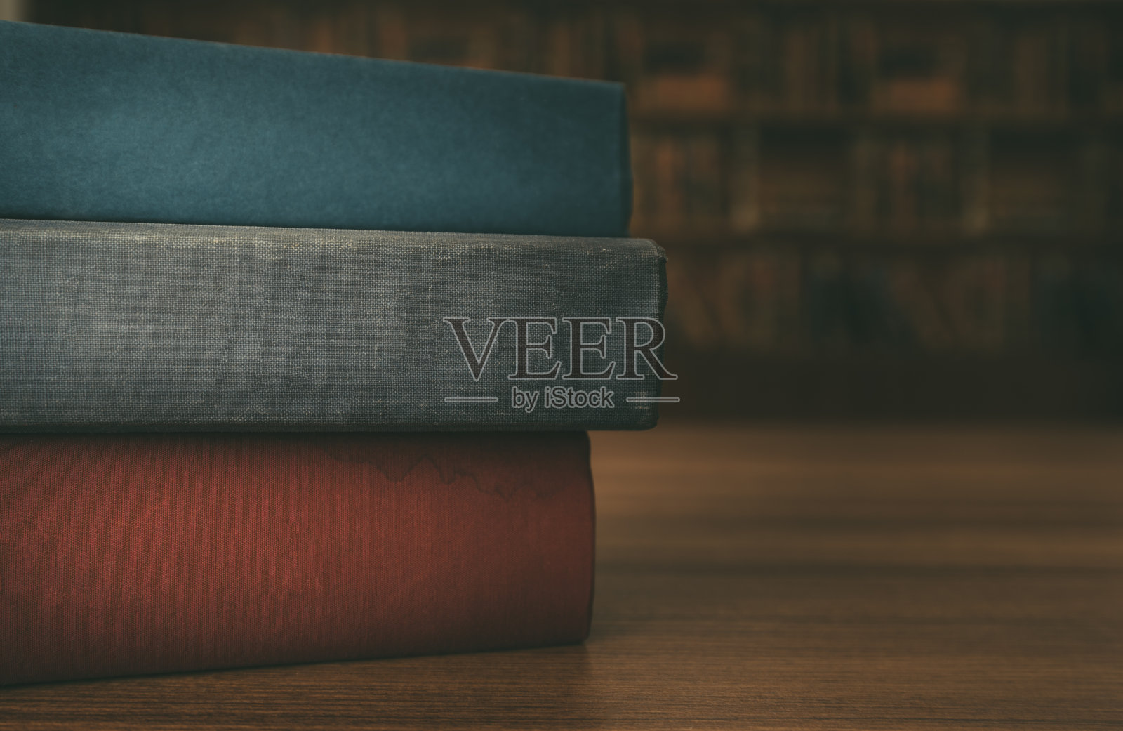 旧书堆照片摄影图片