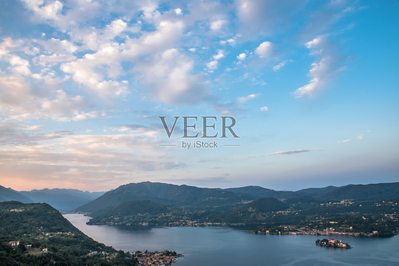 奥尔塔湖，诺瓦雷斯省的瑰宝照片摄影图片