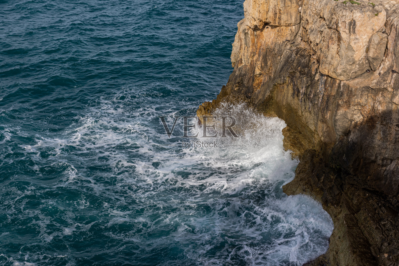 Polignano a母马。它是普利亚的巴里市的一个自治市。这座城市最古老的部分坐落在一块突出的岩石上，俯瞰着亚得里亚海。照片摄影图片