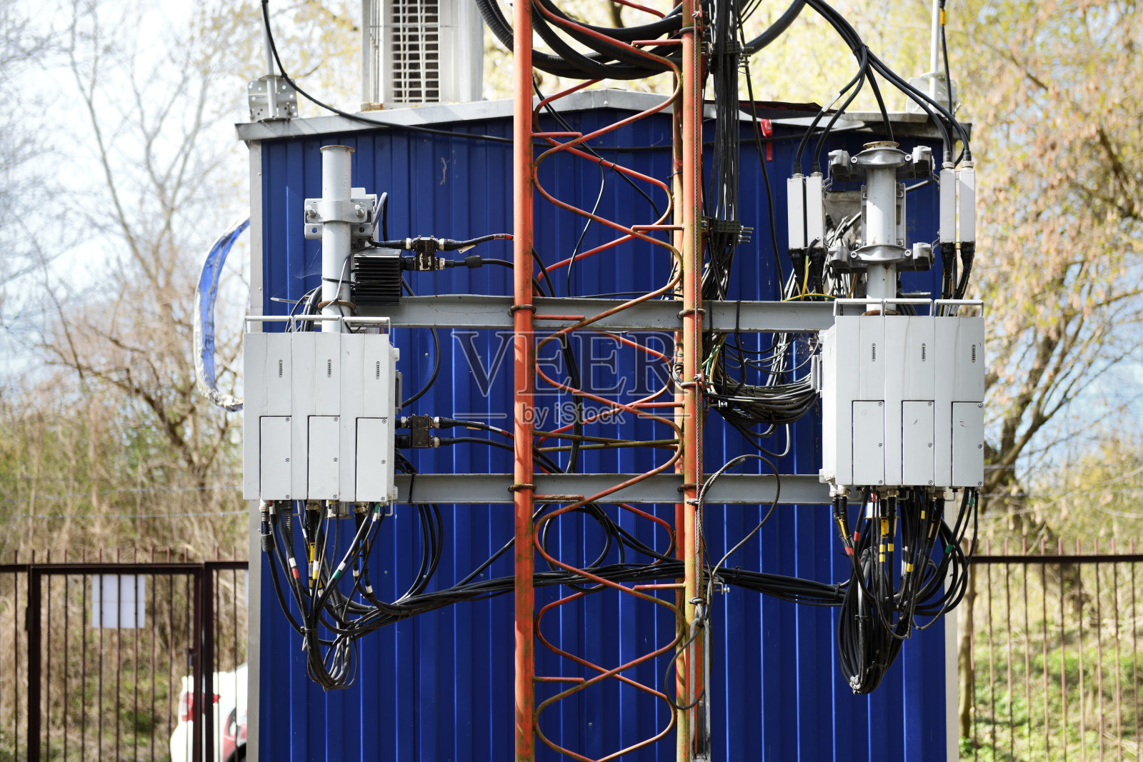 通信技术。塔上用于移动通信的设备。手机天线塔。照片摄影图片