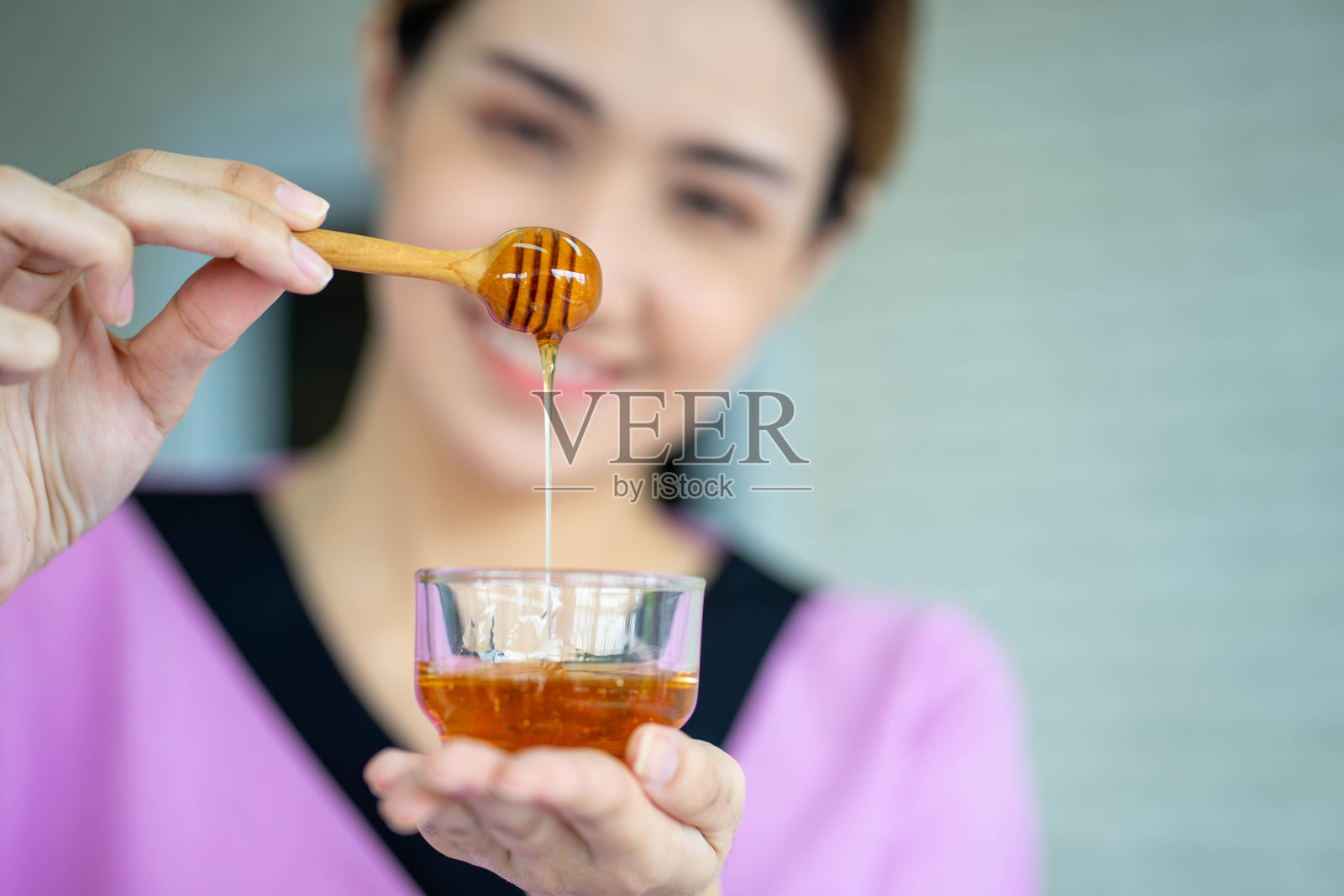 年轻迷人的亚洲女孩得到油芳香按摩服务面部按摩温泉盐和传统东方草药照片摄影图片