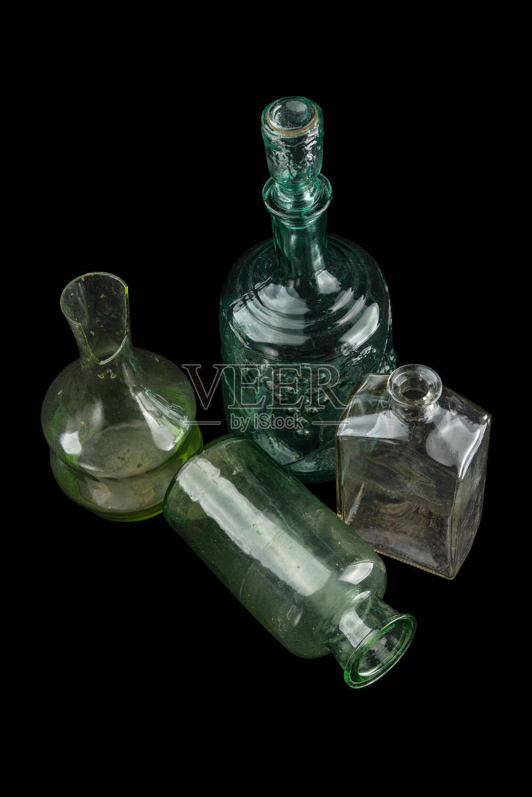 孤立的黑色背景上的旧玻璃器皿照片摄影图片