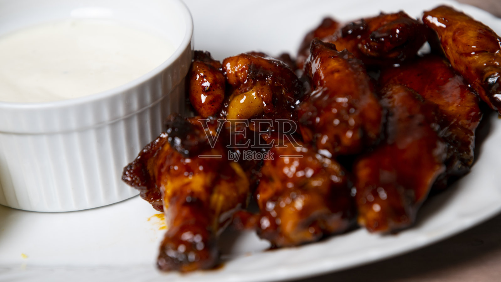 近距离拍摄的蜂蜜烧烤翅膀照片摄影图片