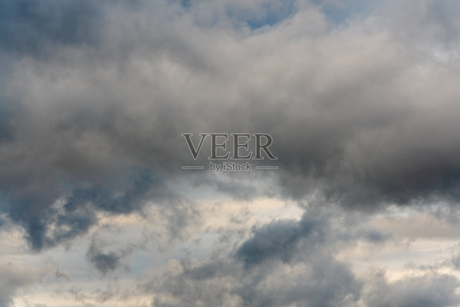 令人惊叹的雷云黄昏天空，下雨和多云的天气。风景、云景和气象背景照片摄影图片