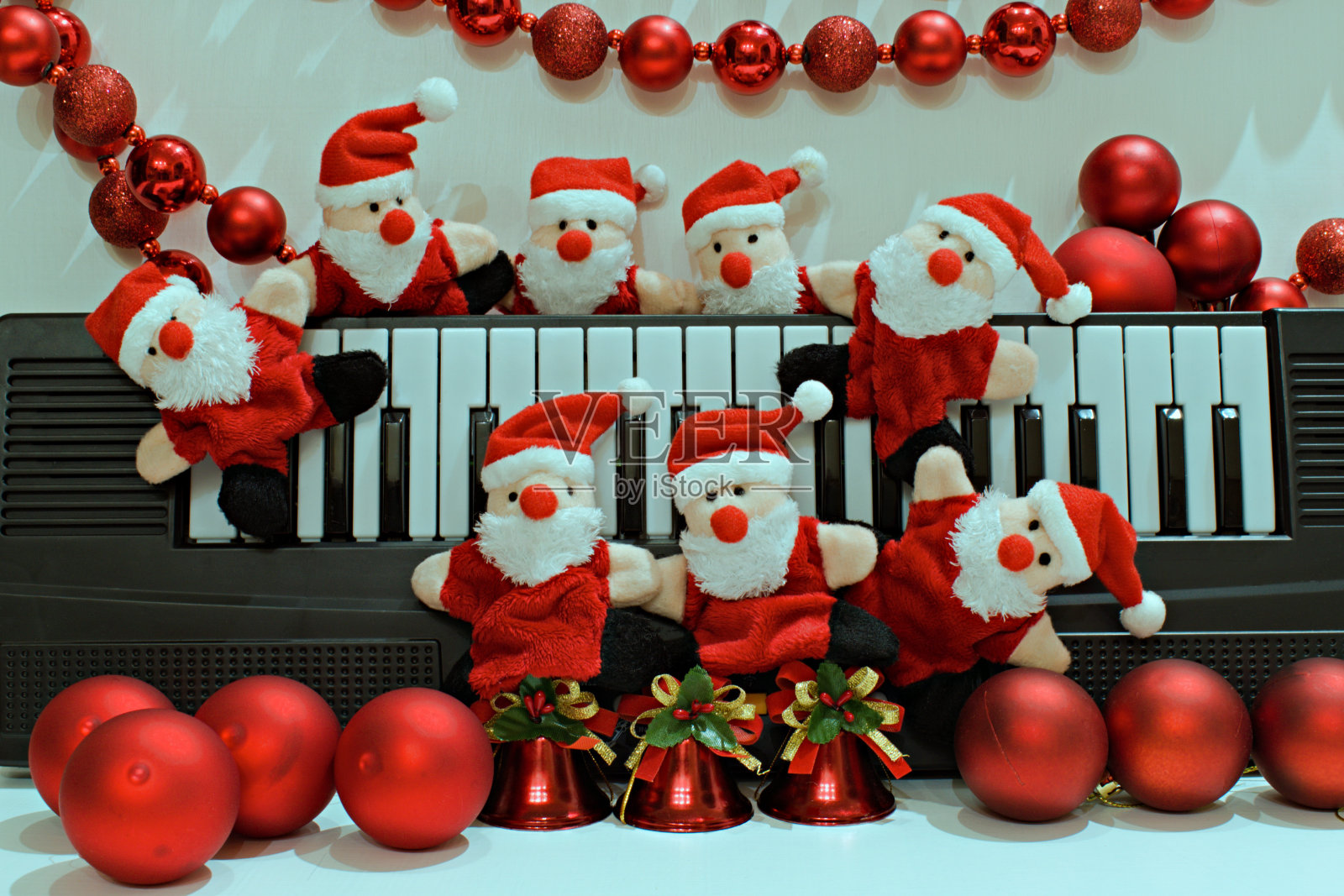 有趣的圣诞老人玩具和钢琴照片摄影图片