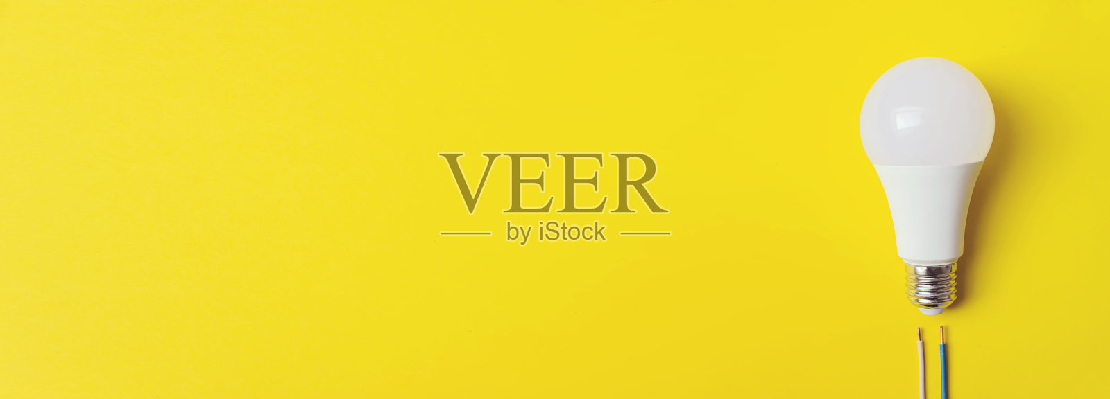 白光灯泡与线相，零，地，设计模板，全景，复制空间。照片摄影图片