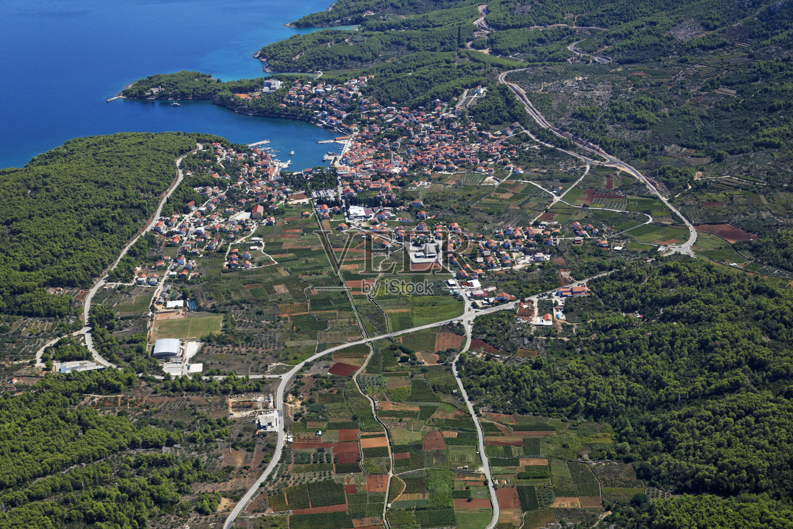 克罗地亚亚得里亚海赫瓦尔岛杰尔萨镇的鸟瞰图照片摄影图片