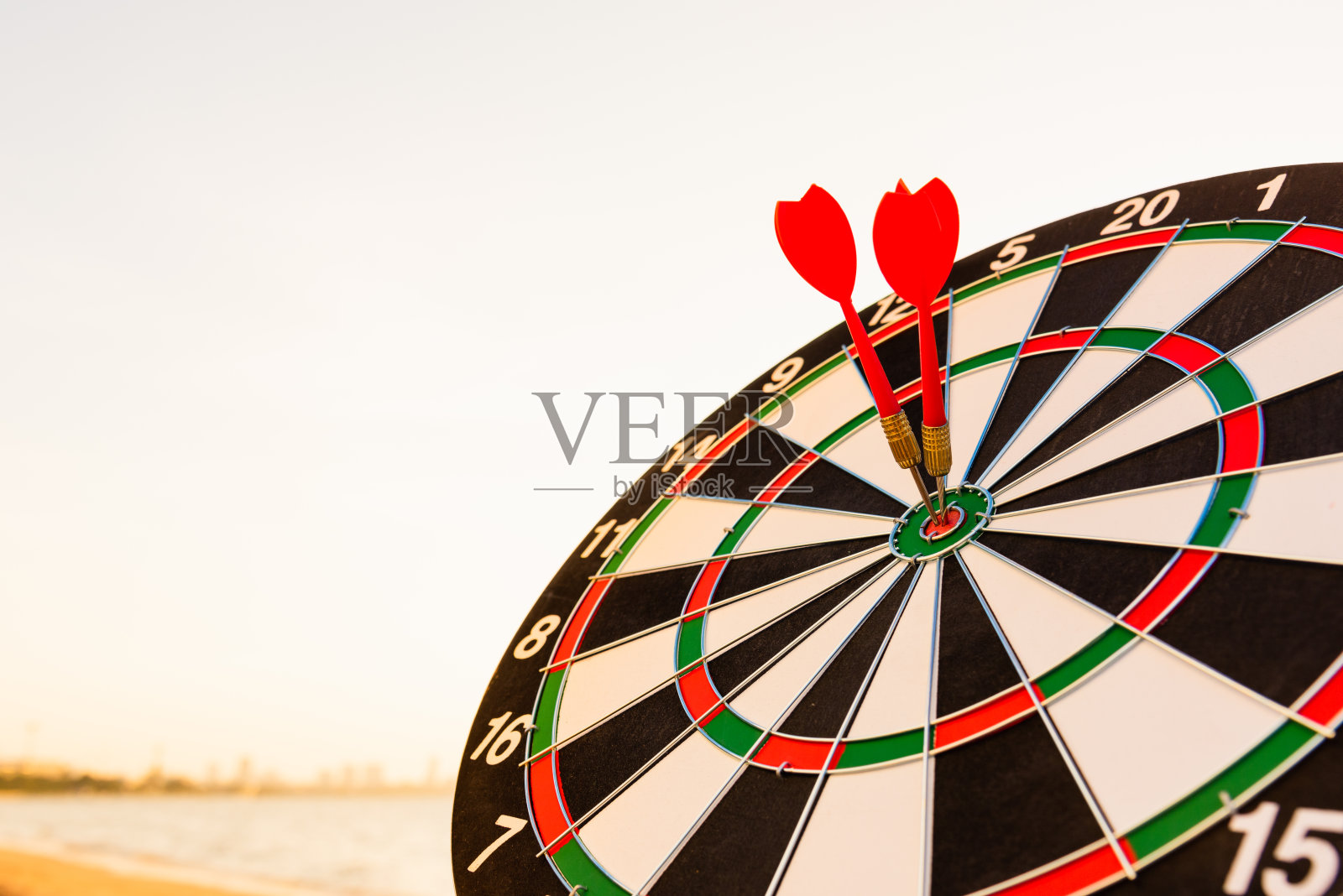 正中靶心的飞镖照片摄影图片