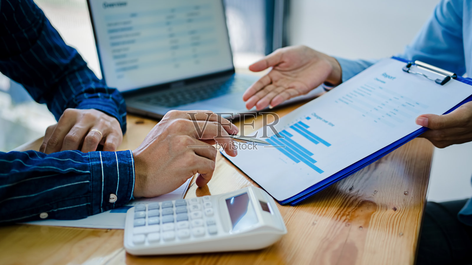 商业人士讨论图表和图表显示他们成功的团队合作的结果。照片摄影图片