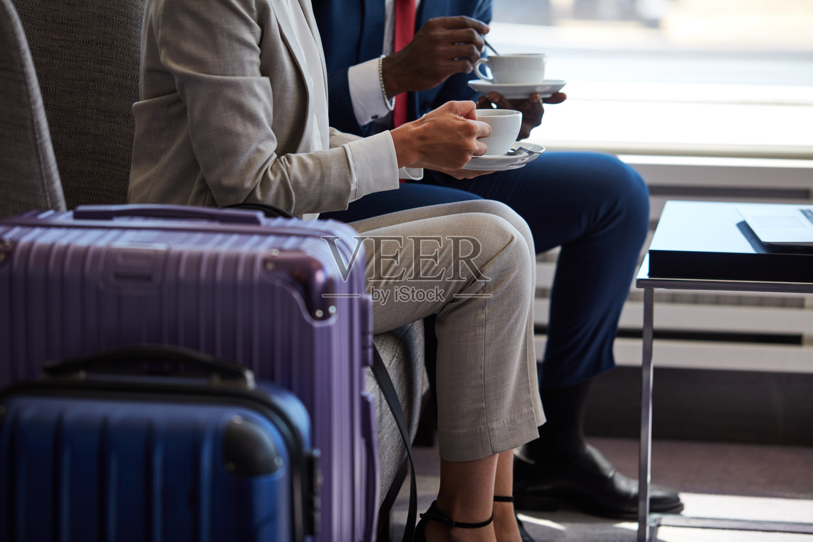 快乐多元的商业伙伴喝咖啡照片摄影图片