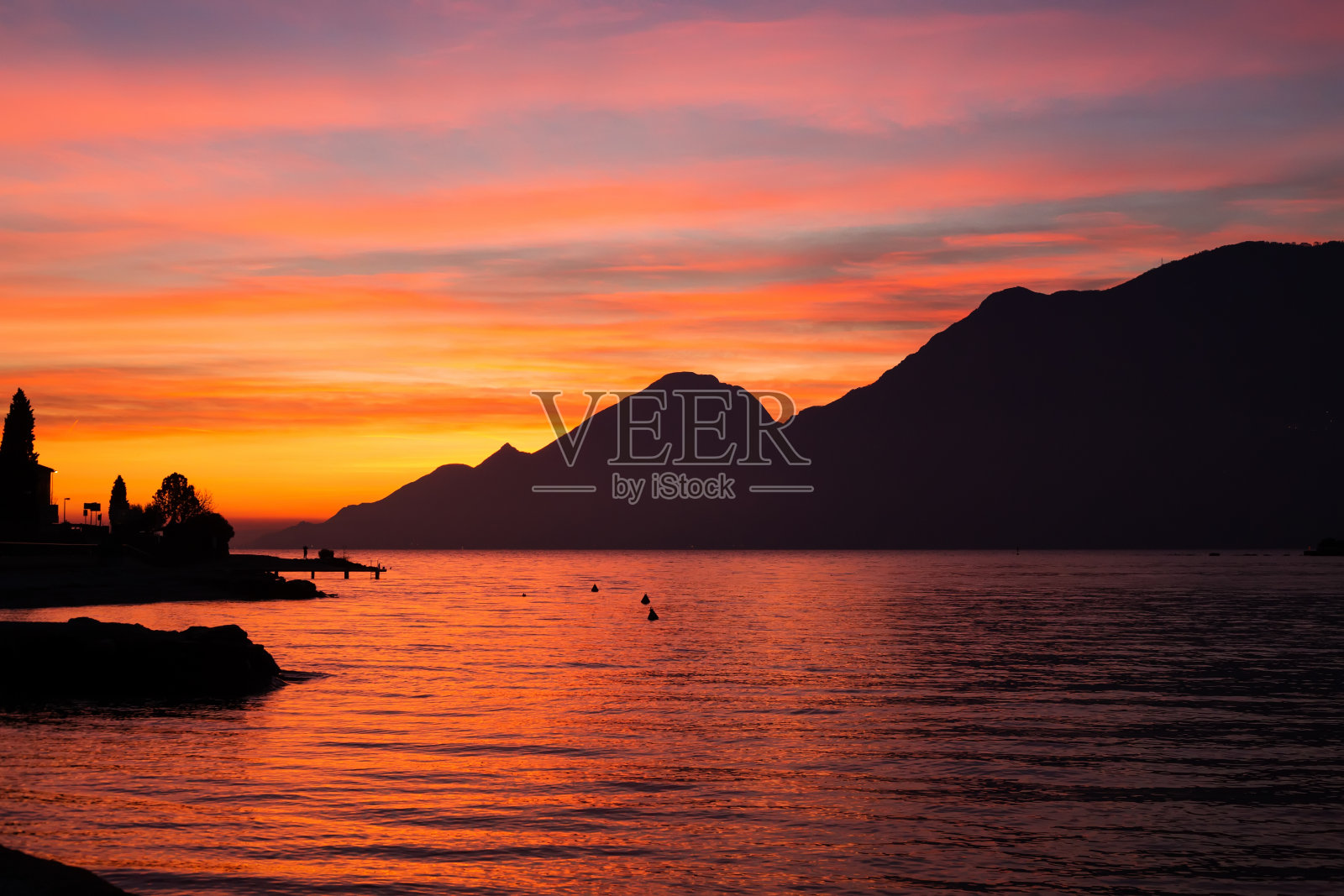 意大利加尔达湖上的日落照片摄影图片
