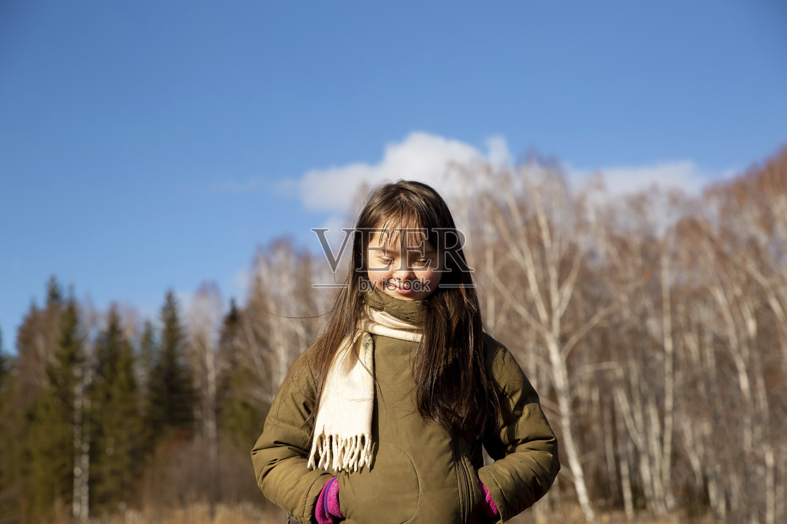 在乡下微笑的女孩肖像照片摄影图片
