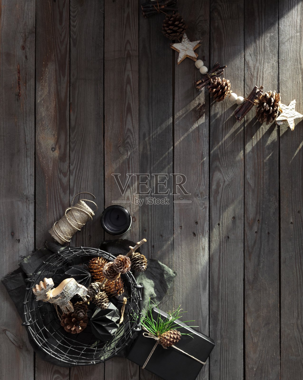 木质背景上的未加工的圣诞节装饰照片摄影图片