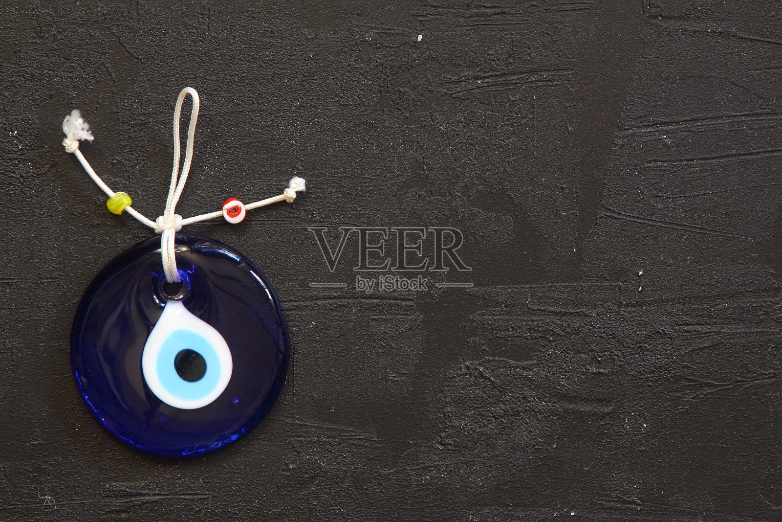 白色背景上的土耳其玻璃nazar照片摄影图片