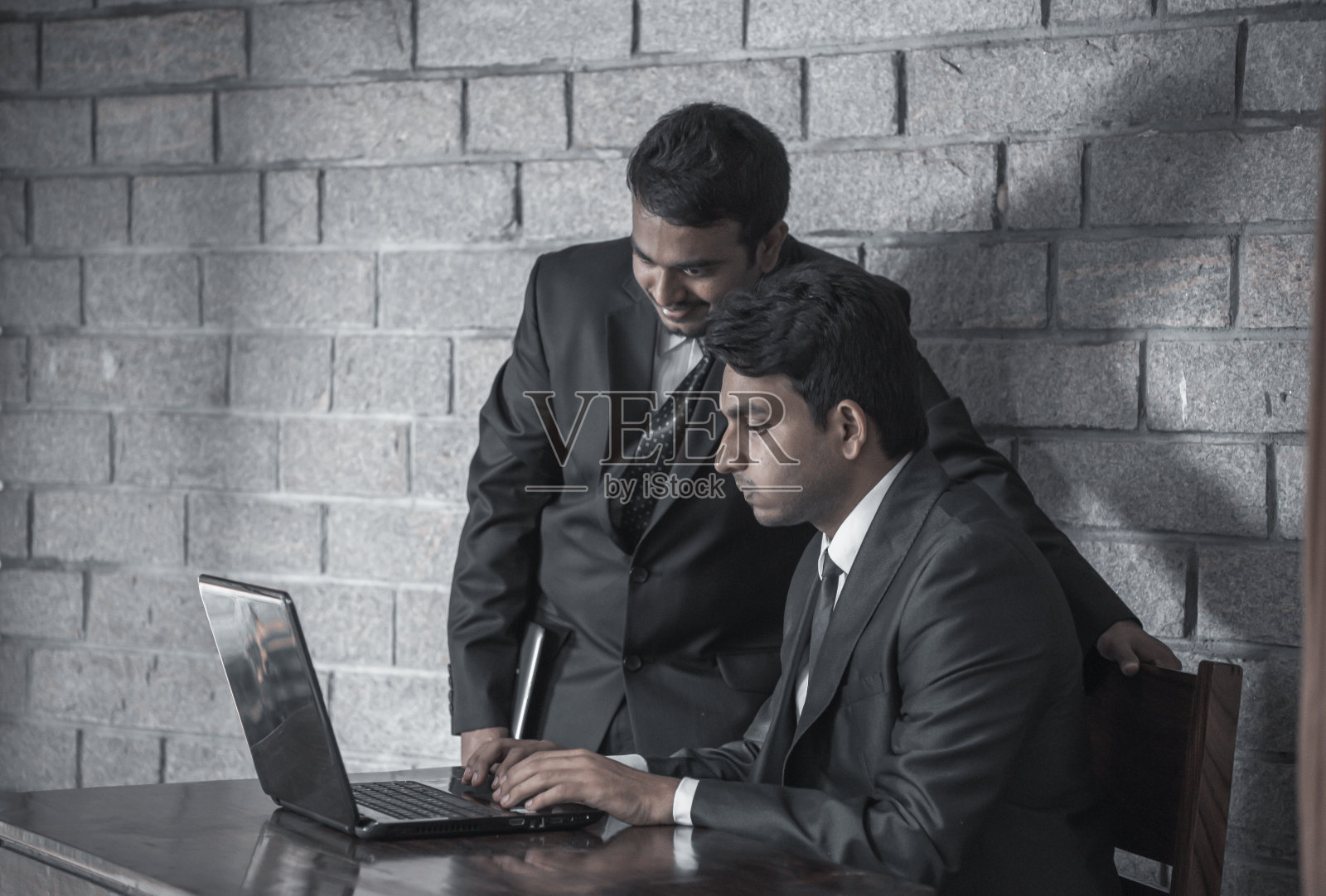 商业伙伴看着笔记本电脑的屏幕照片摄影图片