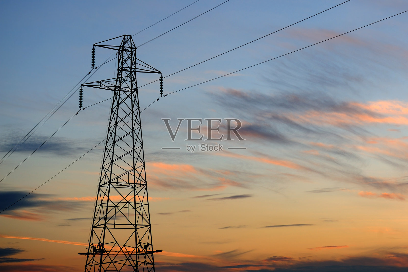 日落时的电塔剪影照片摄影图片