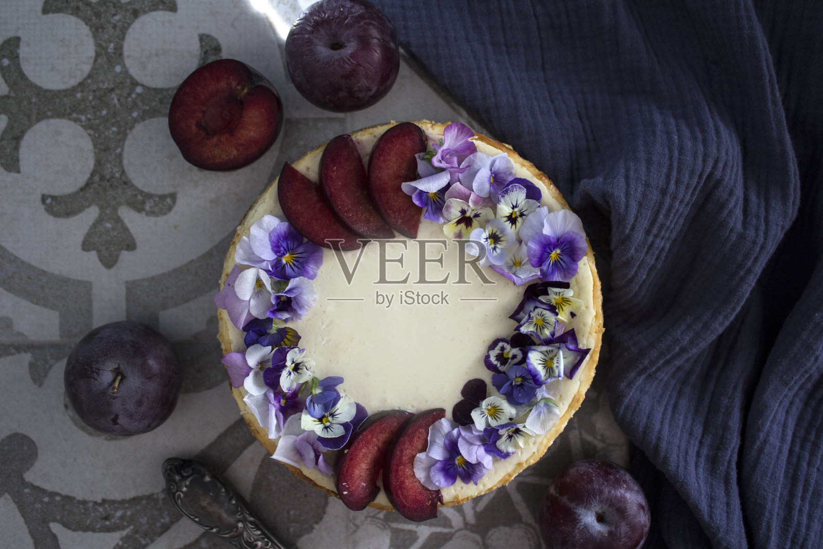 水果鲜花芝士蛋糕照片摄影图片