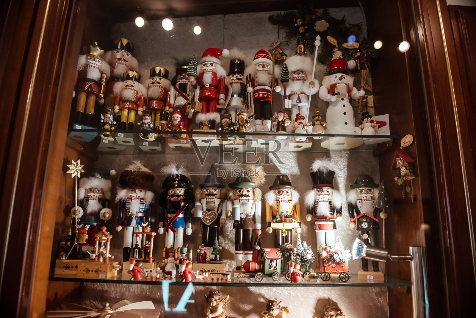 欧洲圣诞市场的圣诞新年装饰元素有圣诞树、玩具和纪念品。照片摄影图片