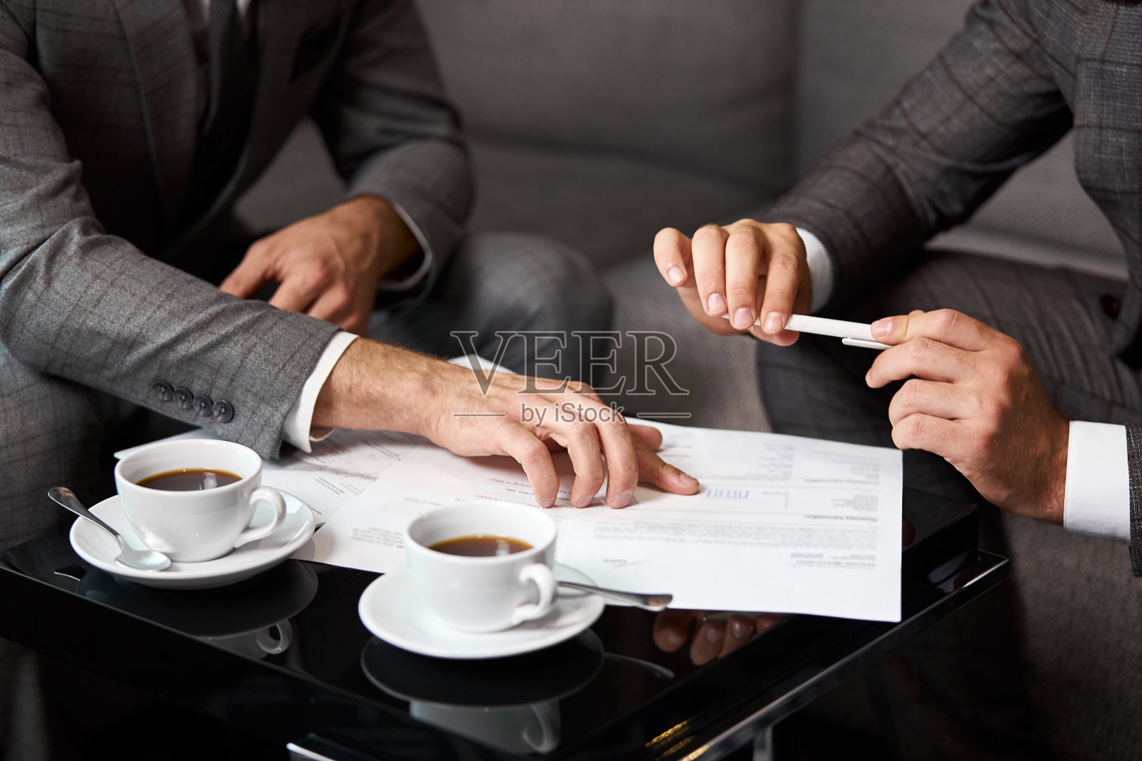 两个商人的成功合作照片摄影图片