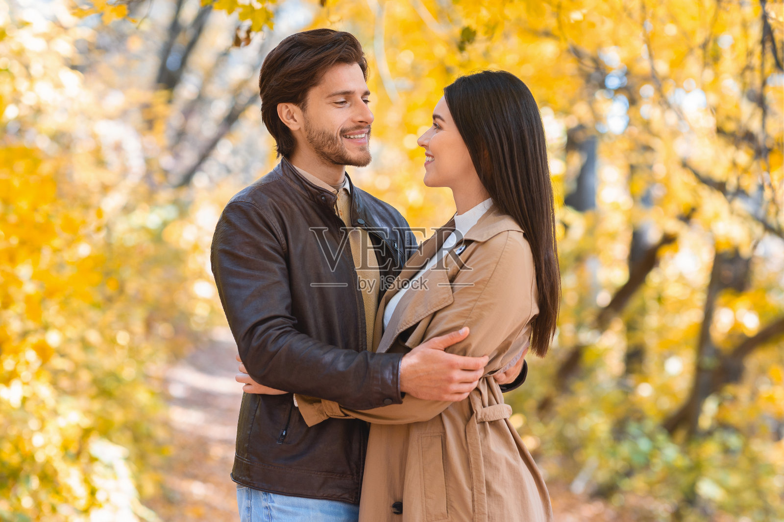 美丽的情侣在森林里拥抱照片摄影图片