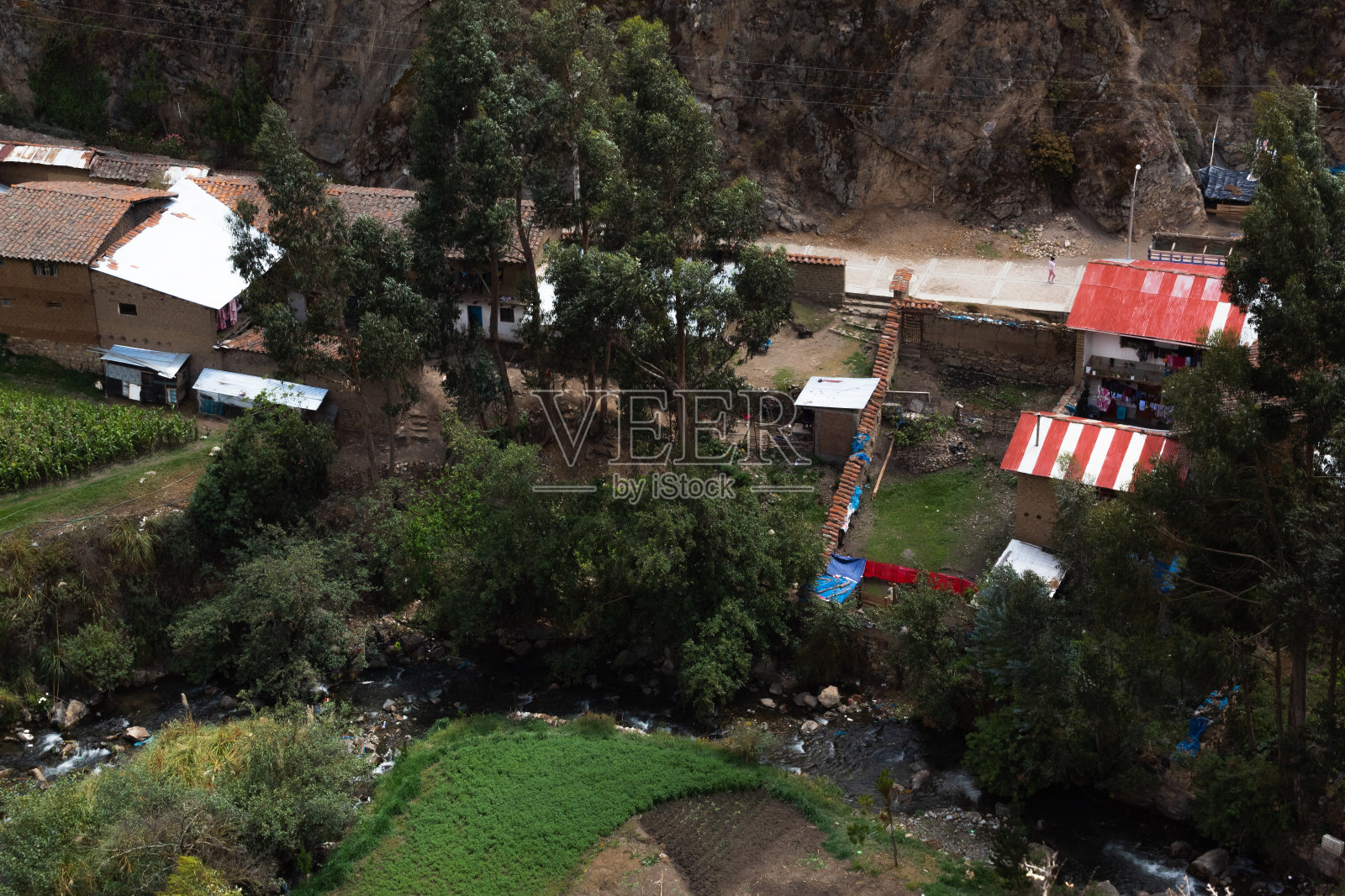 附近的一些房子。照片摄影图片