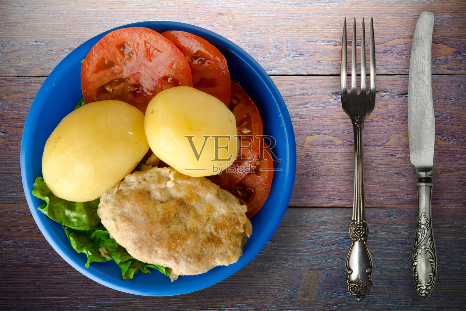 盘子里的炸肉片和土豆照片摄影图片