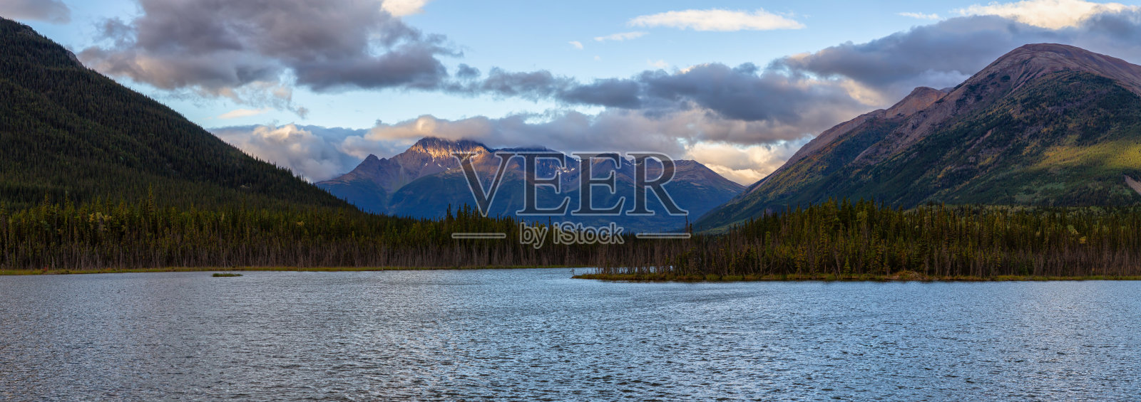 群山环绕的风景湖全景图照片摄影图片