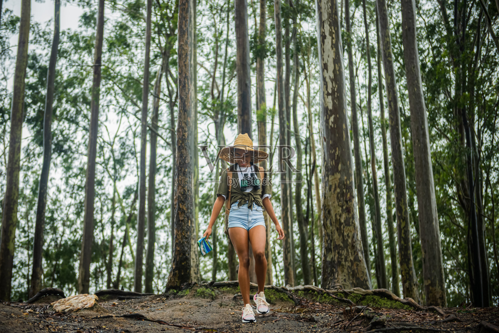 探索荒野的女人照片摄影图片