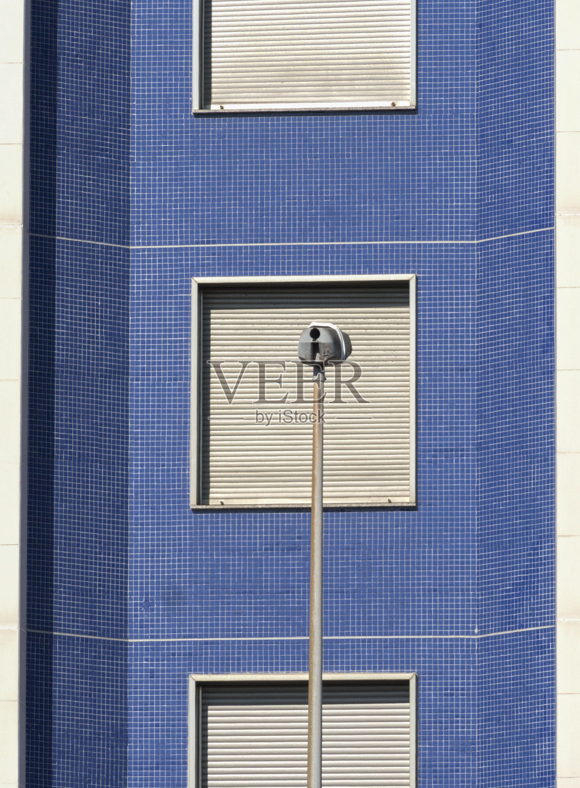 三扇窗户与街道在垂直镜头照片摄影图片